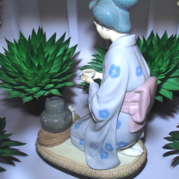 Retired Lladró August Moon or Geisha Japanese Girl Serving Tea #5122 - Picture 11 of 16